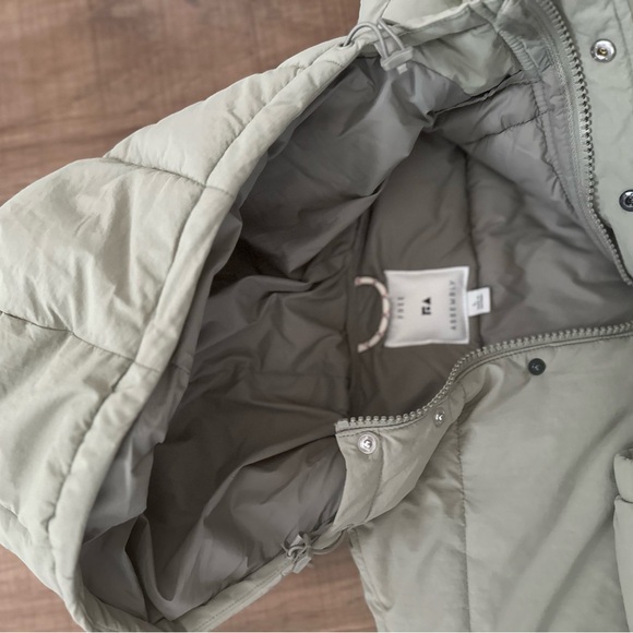 Free Assembly Hooded Parka Pullover Puffer Jacket - Picture 2 of 6